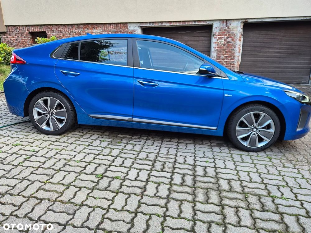 Hyundai IONIQ - 3
