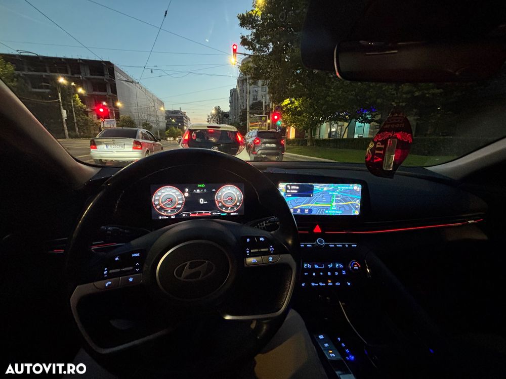 Hyundai Elantra - 12