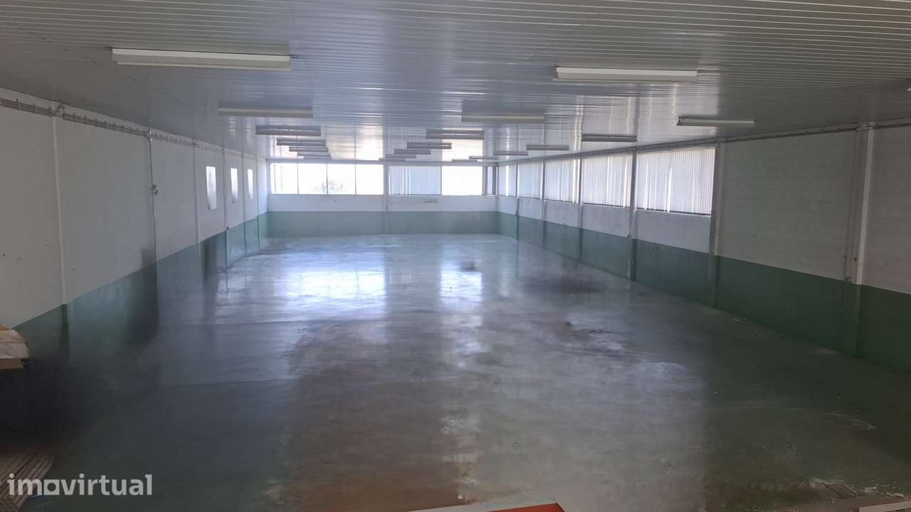 Armazém de 3 frentes com cerca 800m² e com muita Luz natural. - Grande imagem: 5/9