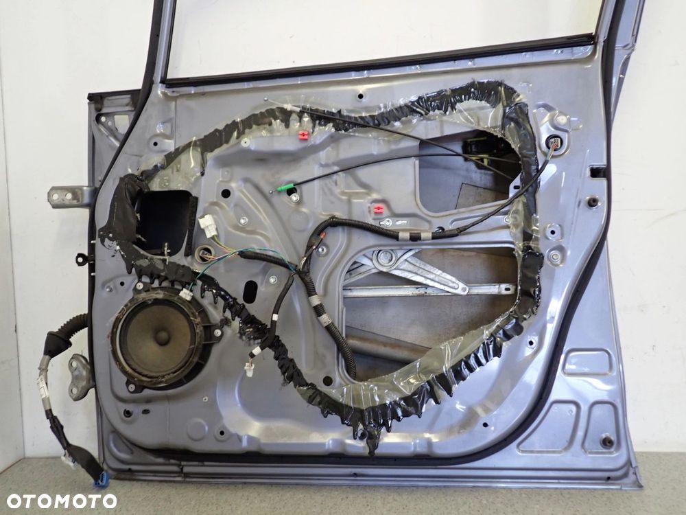 TOYOTA VERSO 09-13 DRZWI PRZEDNIE PRAWE 8T4 - 10