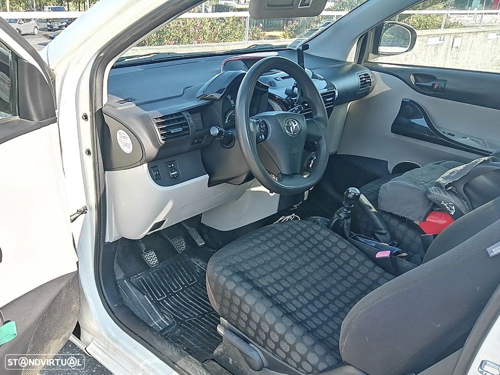 Toyota iQ 1.0 VVT-i 2 - 13