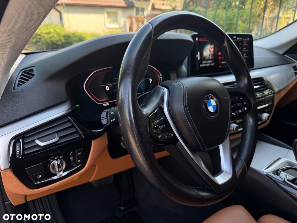 BMW Seria 5 520i Sport Line - 18