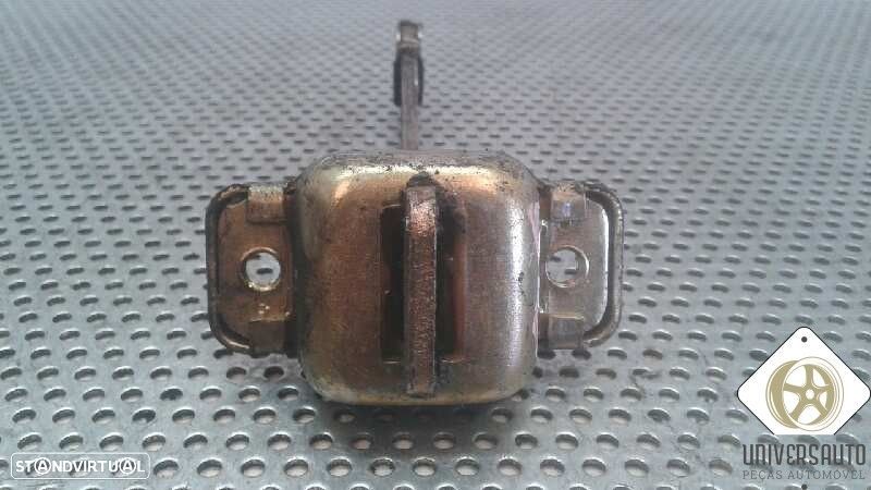 RETENTOR PORTA FRONTAL ESQUERDA VOLKSWAGEN GOLF III 1996 - 1