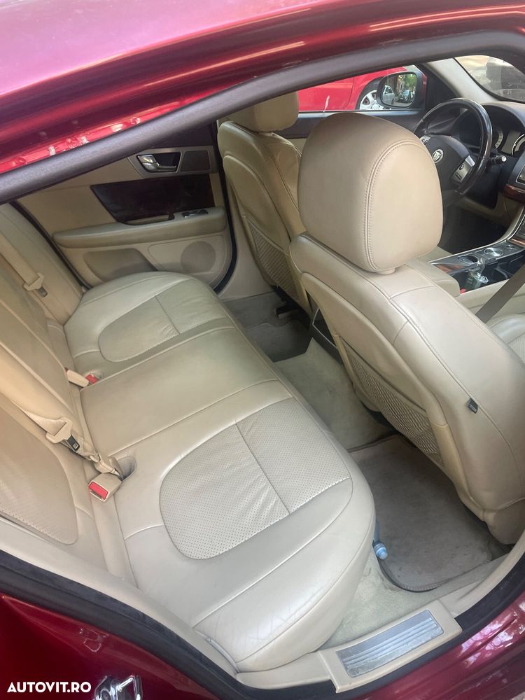 Jaguar XF 2.7D Luxury - 7