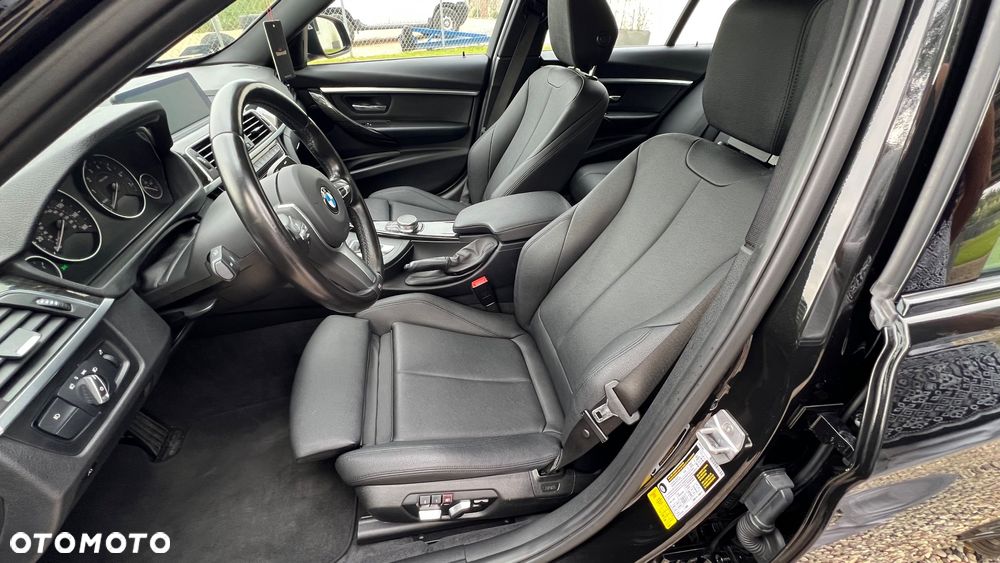 BMW Seria 3 330i Sport Line - 31