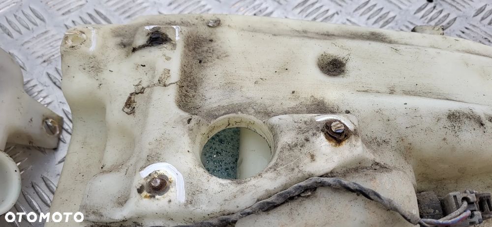 Nissan Terrano II Zbiorniczek Spryskiwaczy - 5