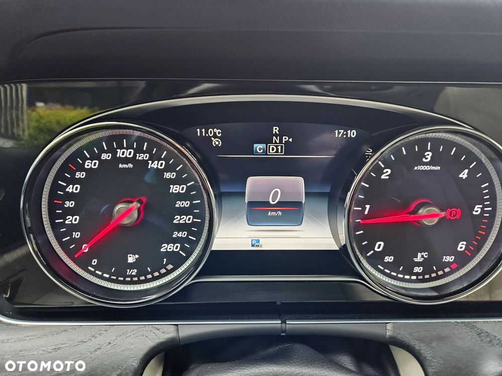 Mercedes-Benz Klasa E 220 d 4-Matic 9G-TRONIC - 25