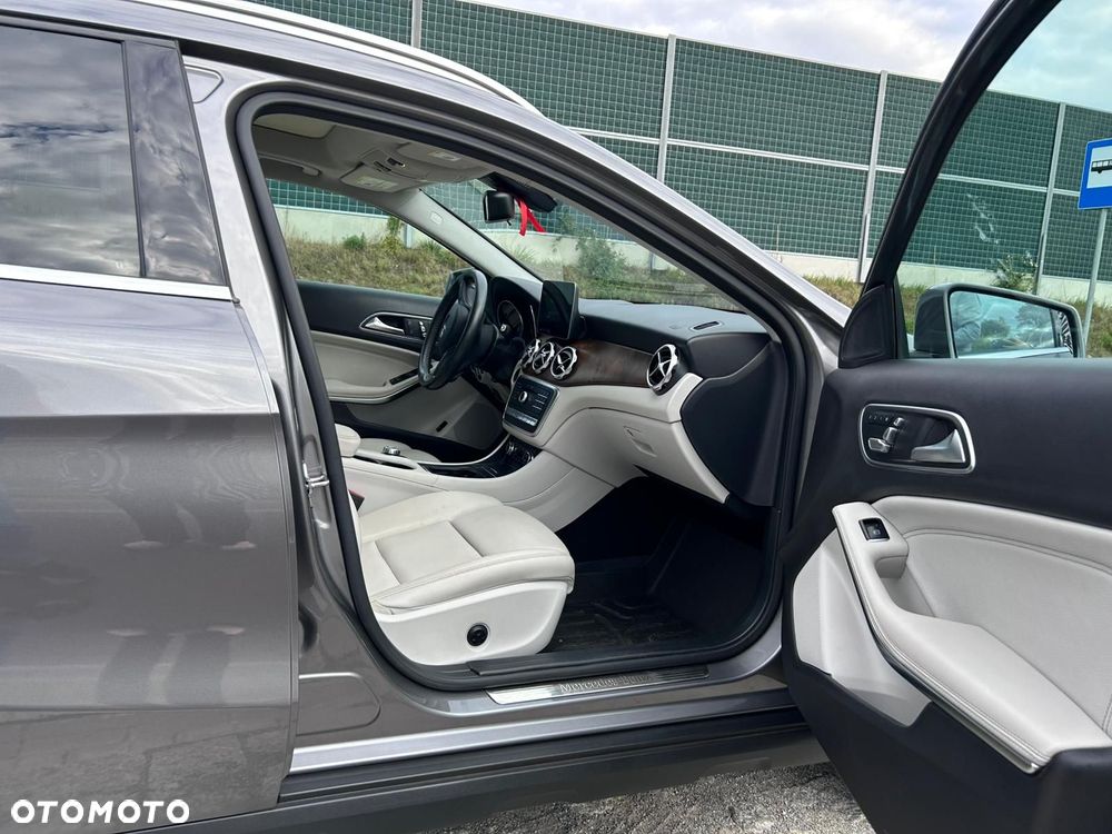 Mercedes-Benz GLA 250 4Matic 7G-DCT UrbanStyle Edition - 16