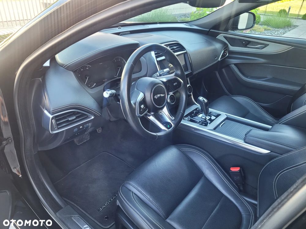 Jaguar XE 2.0 P250 R-Dynamic S - 11