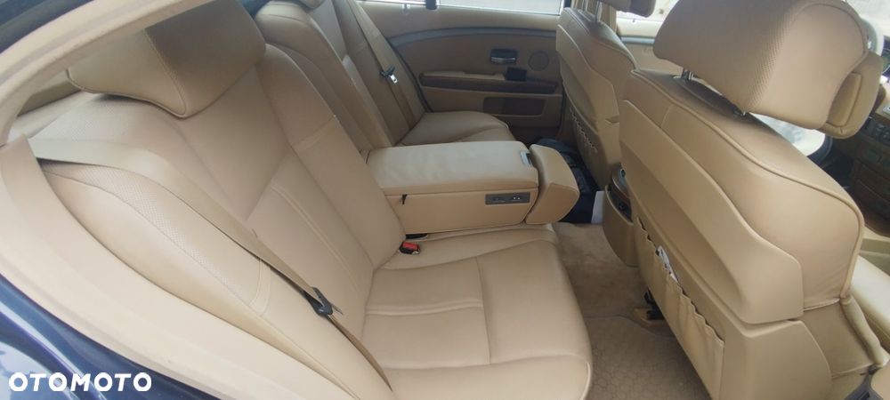 BMW Seria 7 745i - 4