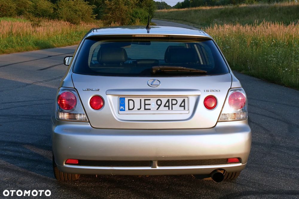 Lexus IS 200 SportCross - 8