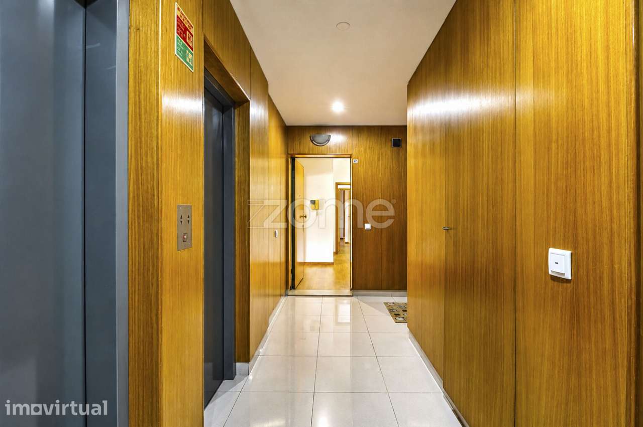 T2 COM SUÍTE COZINHA RENOVADA LAREIRA DUAS VARANDAS E LUGAR GARAGEM - Grande imagem: 2/41