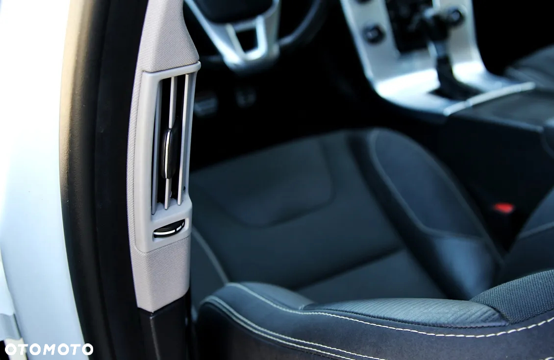 Volvo V60 2.0T R-Design - 27