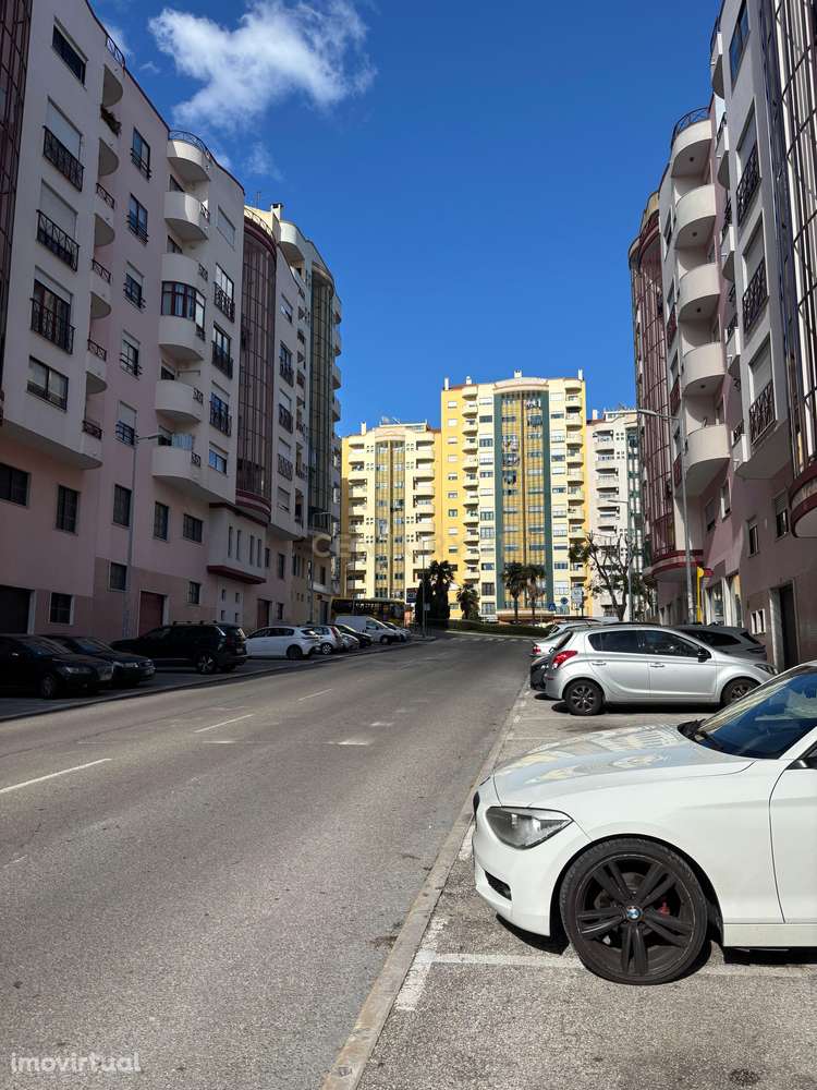 Garagem/ Armazém com portão automático em Odivelas - Grande imagem: 2/8