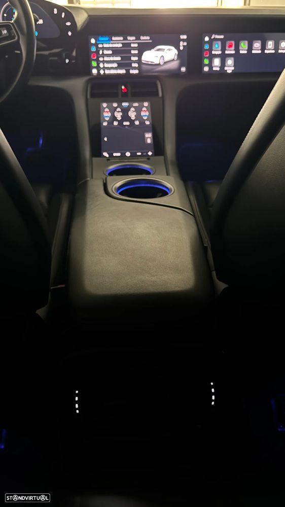 Porsche Taycan Cross Turismo 4 - 18