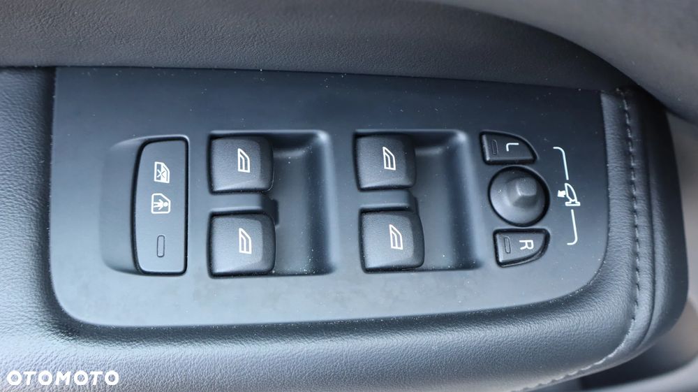 Volvo XC 60 B5 B AWD Plus Dark - 19