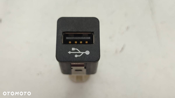 GNIAZDO PORT USB BMW E90 E91 F10 F12 9237656