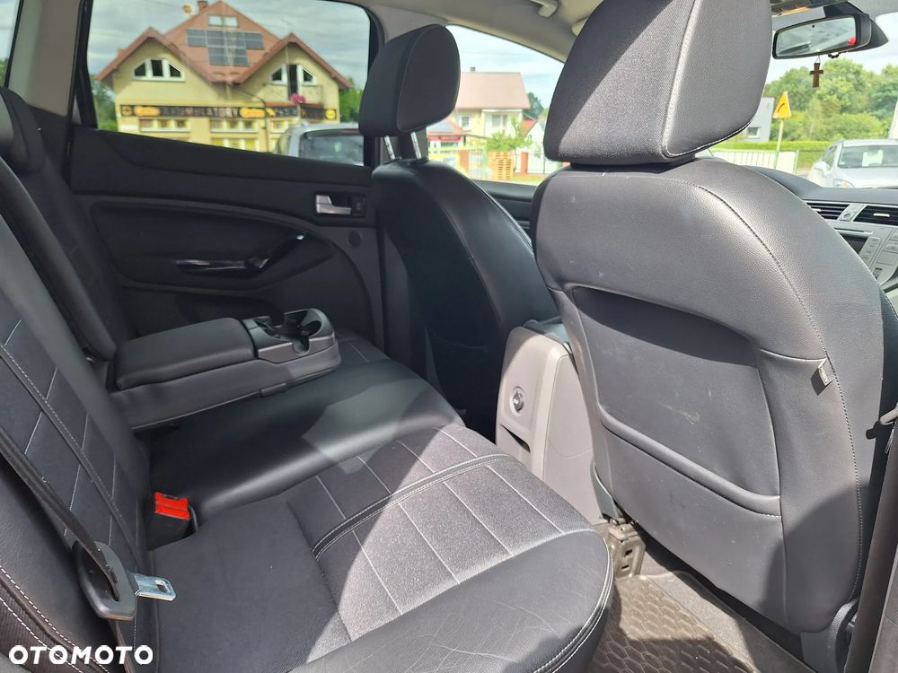 Ford Kuga 2.5 4x4 Titanium - 26