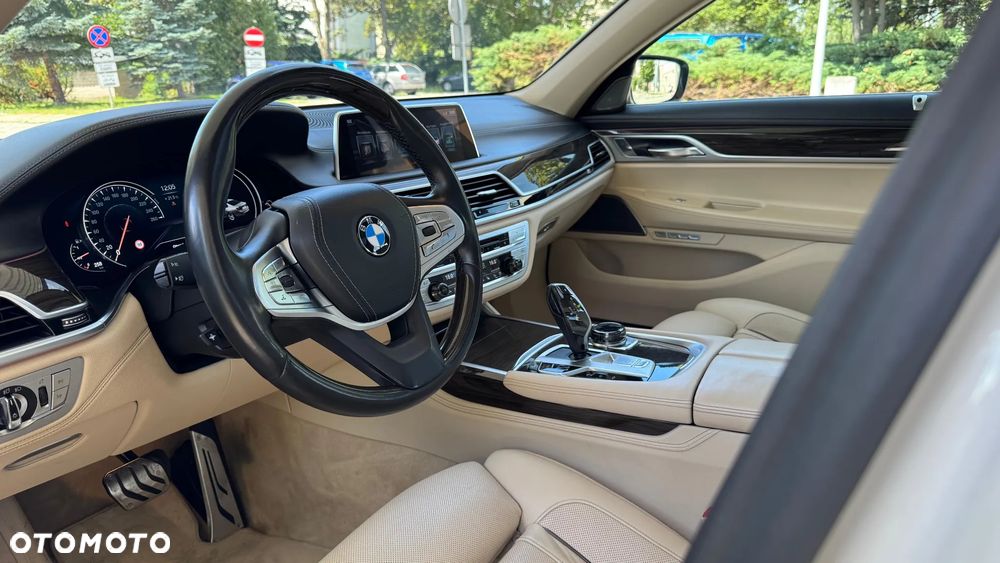 BMW Seria 7 750Li xDrive - 22