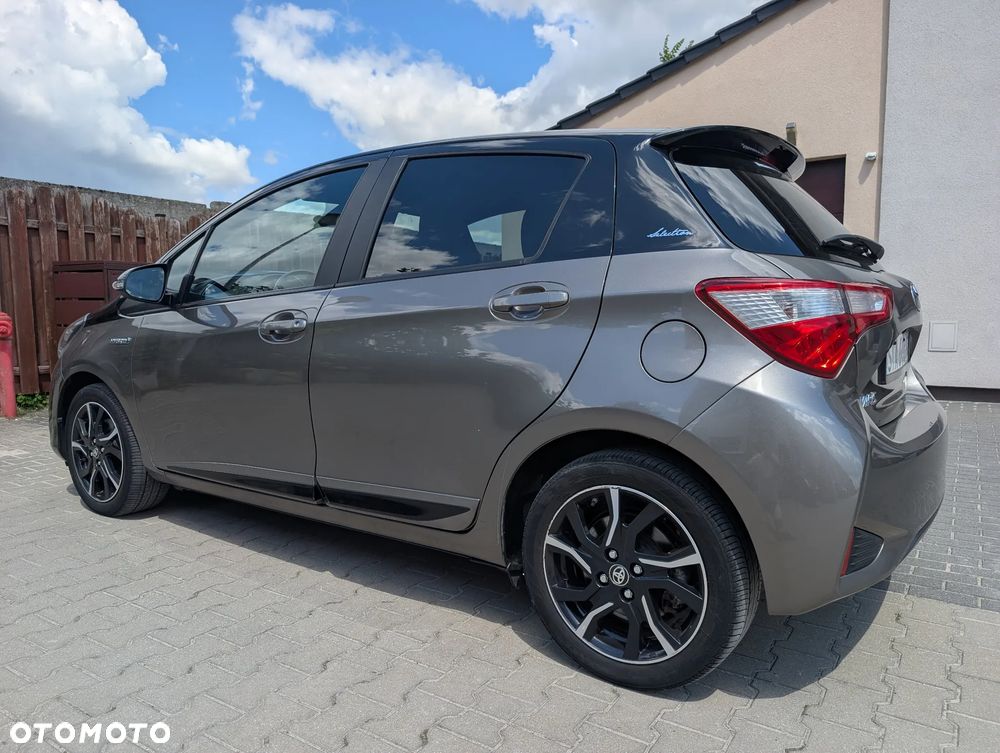 Toyota Yaris Hybrid 100 Selection Passion - 11