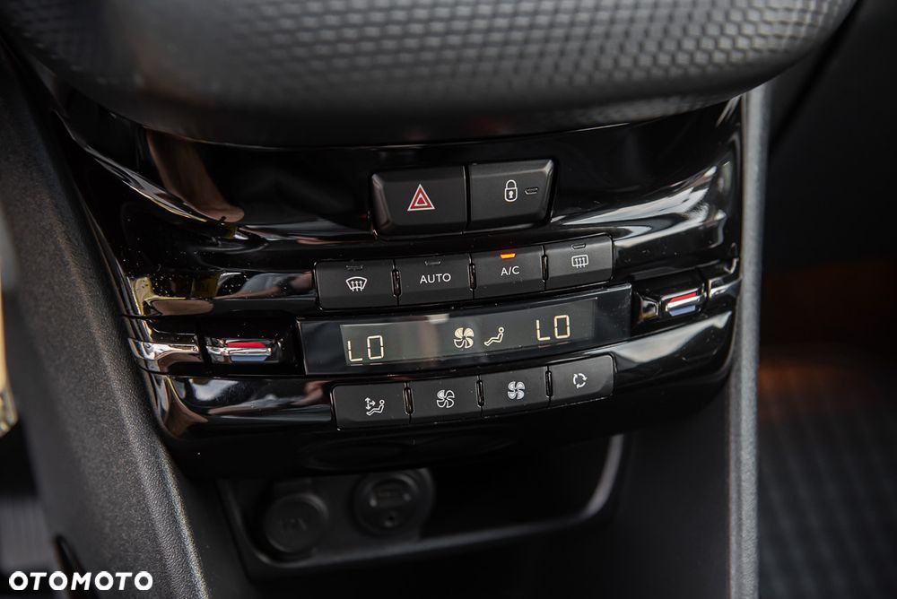Peugeot 2008 1.6 BlueHDi Allure S&S - 21