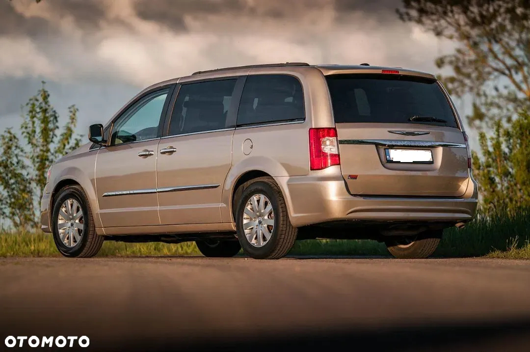 Chrysler Town & Country - 5