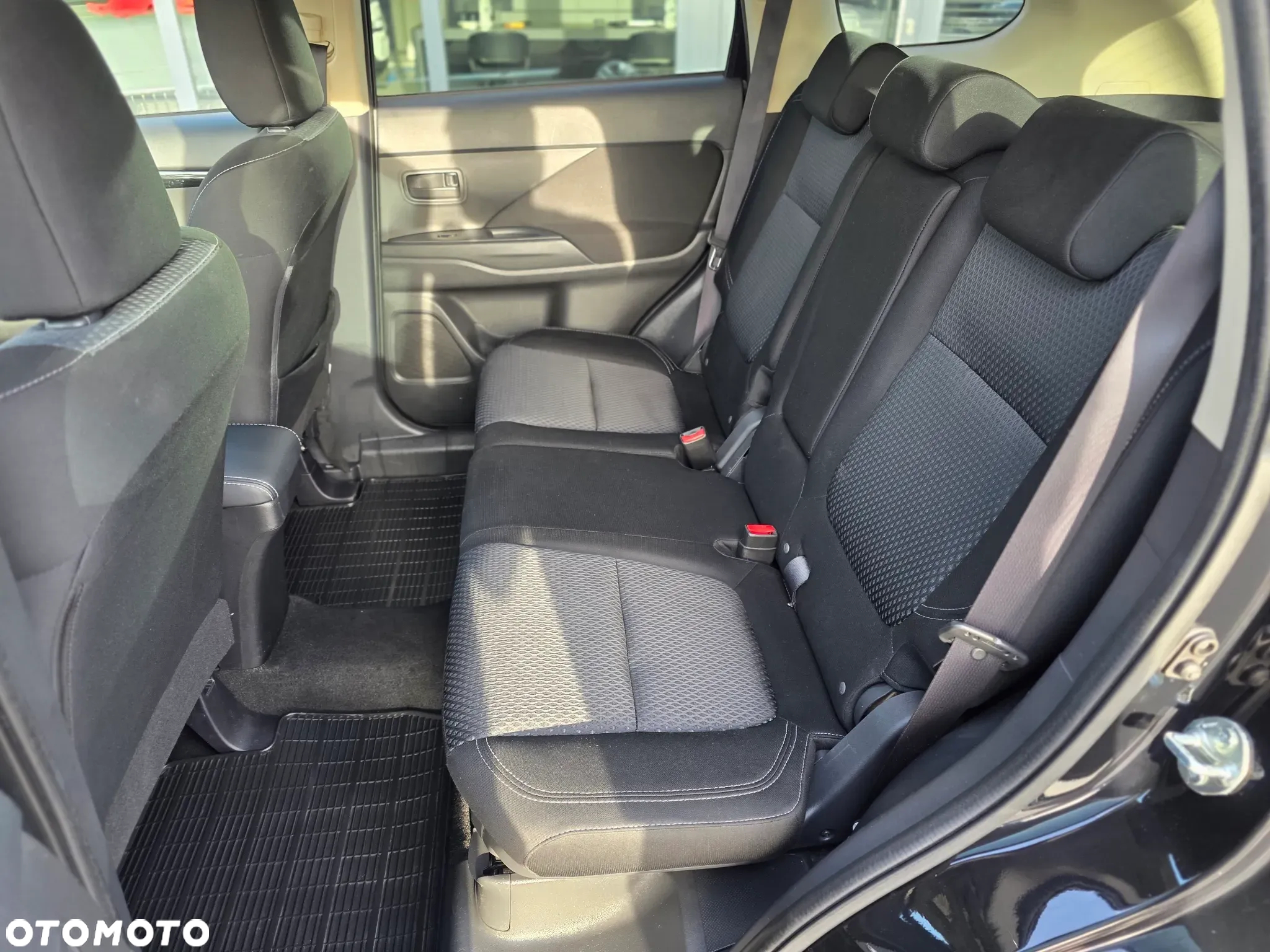 Mitsubishi Outlander 2.0 Invite + 2WD - 24