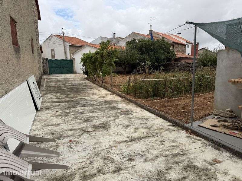 Vende-se moradia T4 no centro de Sendim, Miranda do Douro - Grande imagem: 5/12