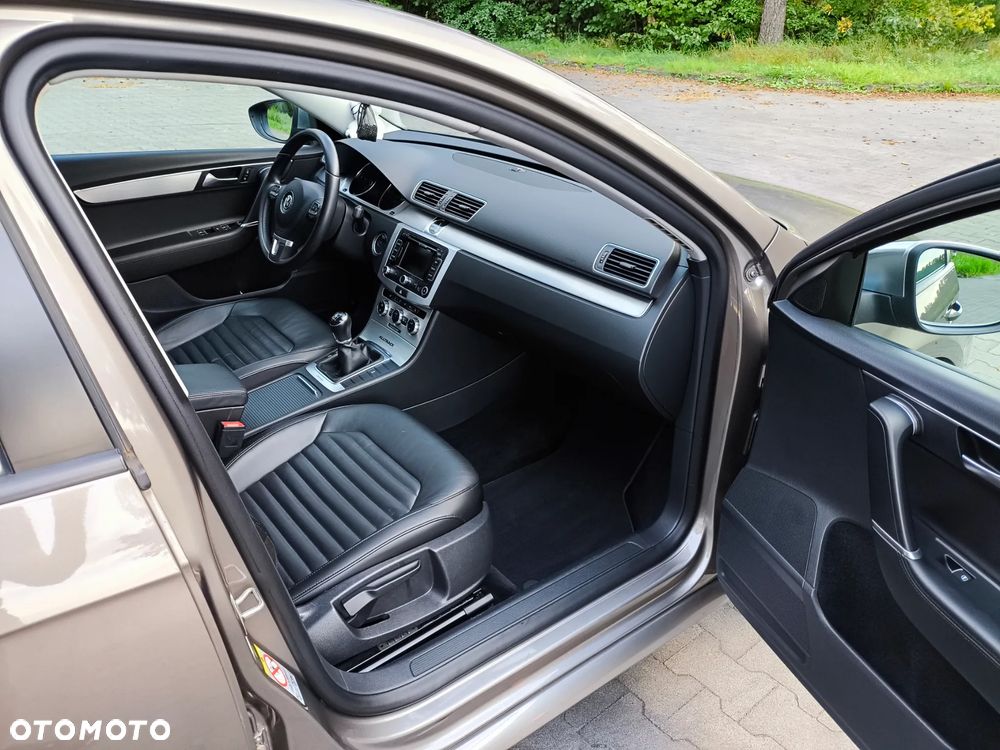Volkswagen Passat 2.0 TDI DPF BlueMotion Technology Trendline - 24