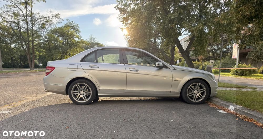 Mercedes-Benz Klasa C 350 T CDI DPF 7G-TRONIC BlueEFFICIENCY Elegance - 7