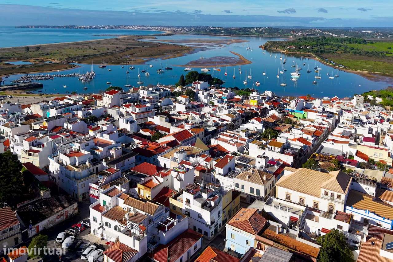 Loja comercial com duas entradas no centro histórico de Alvor - Grande imagem: 3/28