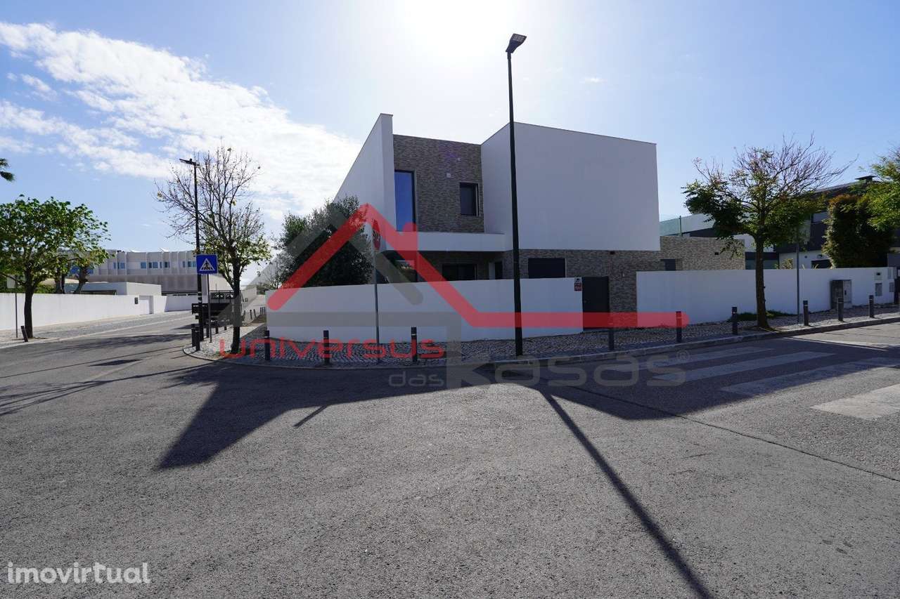 Moradia Nova Isolada V4 com Piscina Aires-Palmela - Grande imagem: 2/13