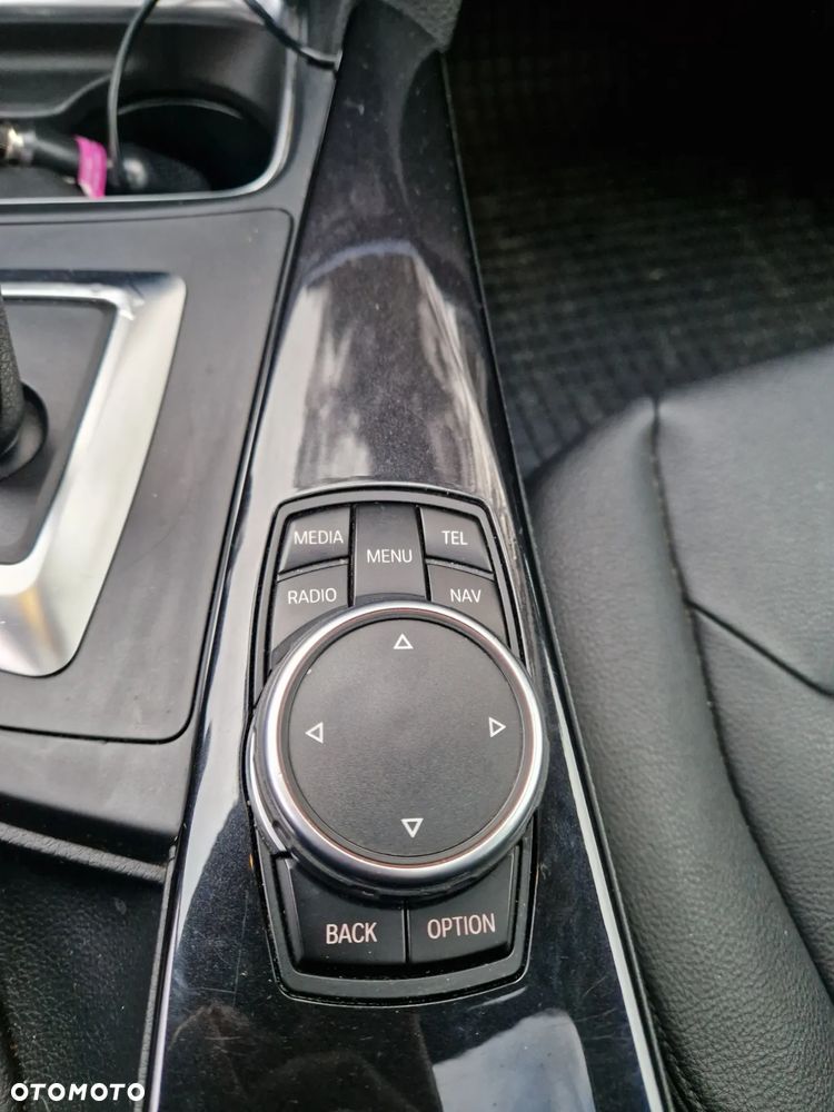 BMW Seria 3 328i Luxury Line - 23