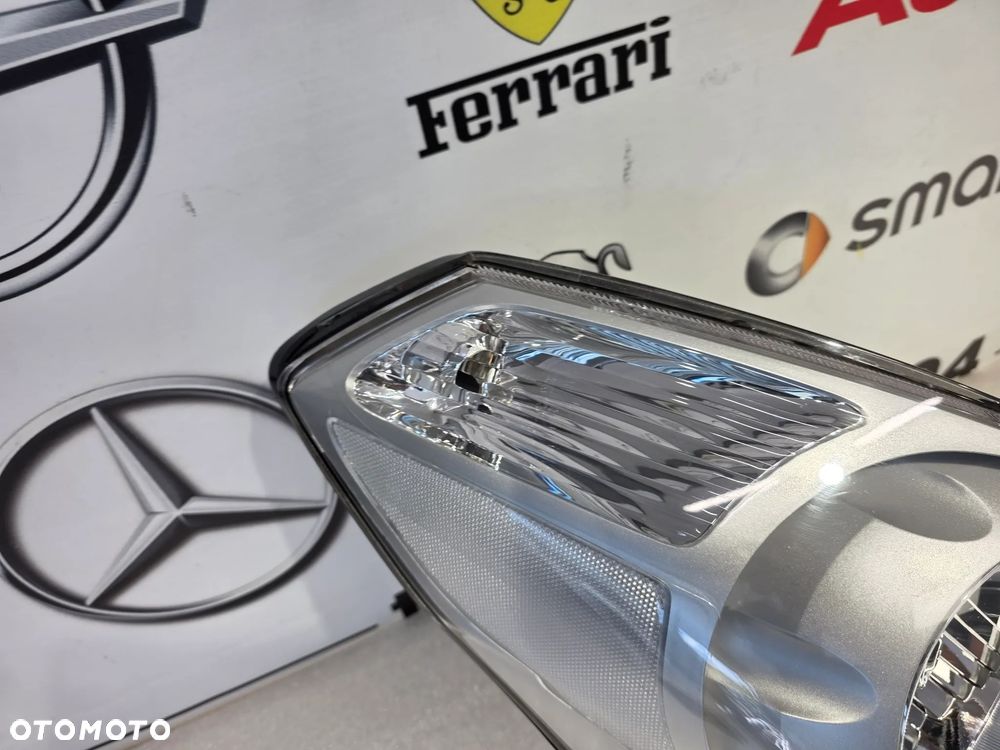 HYUNDAI H1 II 08- PRAWA LAMPA PRZEDNIA PRZÓD ŁADNA NR 92102-4H020 / 92102-4H0XX NR AUKCJI LPP344 - 7