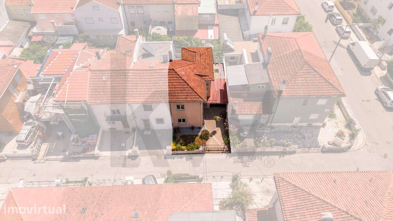 Moradia Geminada T4 com Garagem e Jardim no Prestigiado Bairro Norton - Grande imagem: 5/38