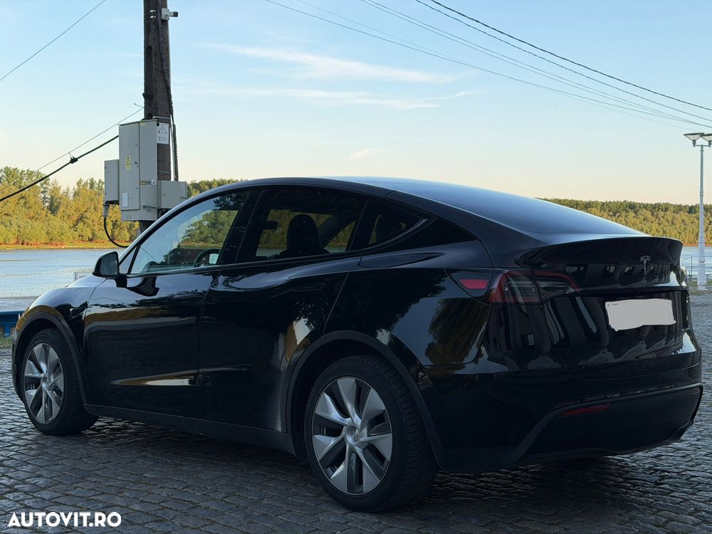Tesla Model Y - 4