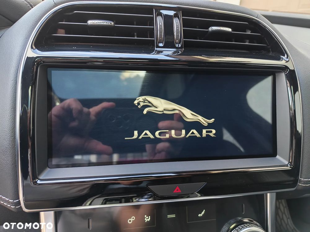 Jaguar XE 2.0 D180 AWD R-Dynamic SE - 19