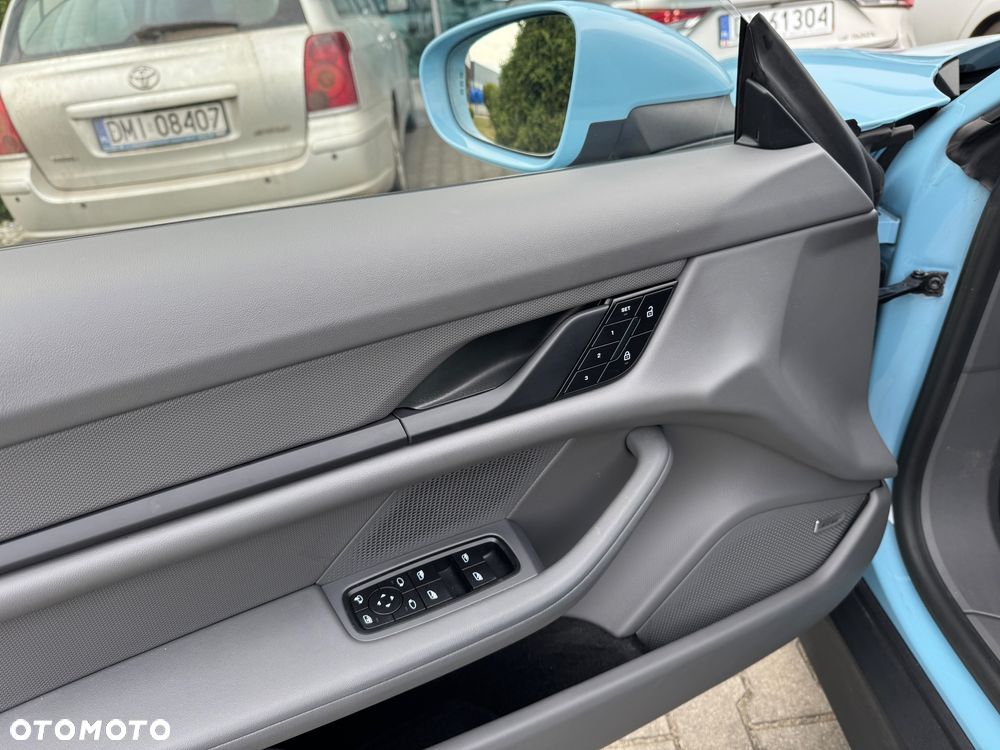 Porsche Taycan - 17