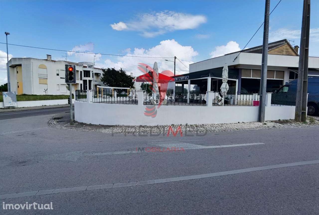Moradia de tipologia T4 com espaço comercial  Riachos - Torres Novas - Grande imagem: 3/32