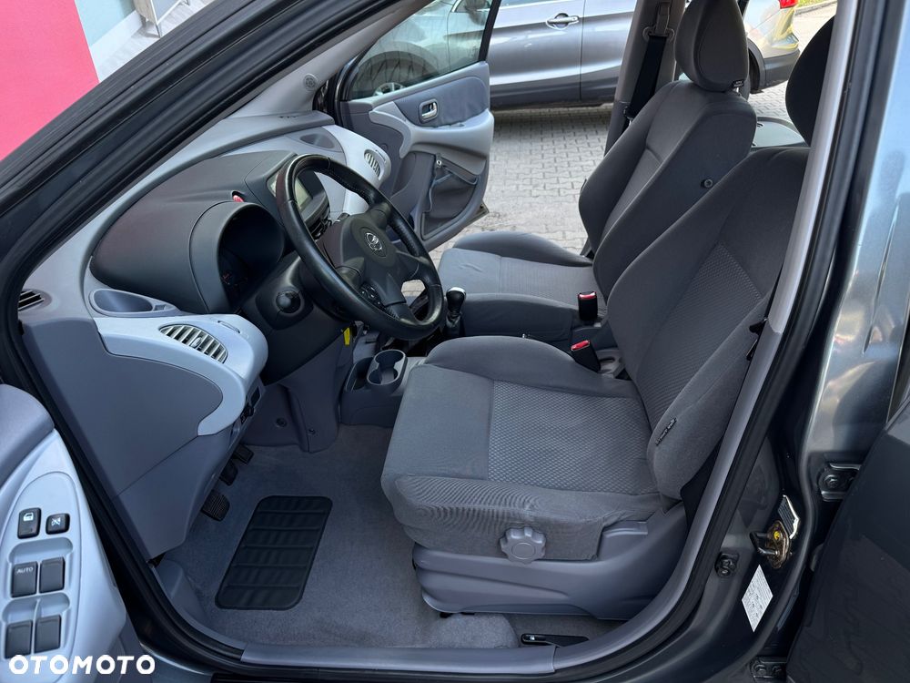 Nissan Almera Tino - 21