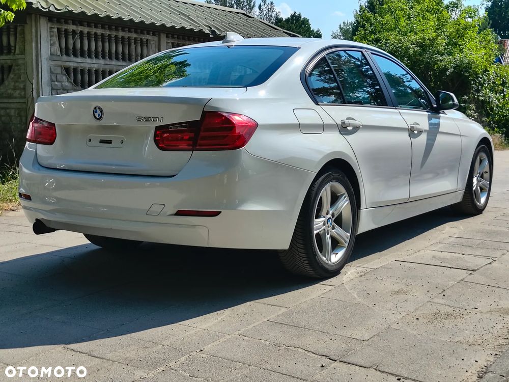 BMW Seria 3 320i Sport-Aut Luxury Line - 17