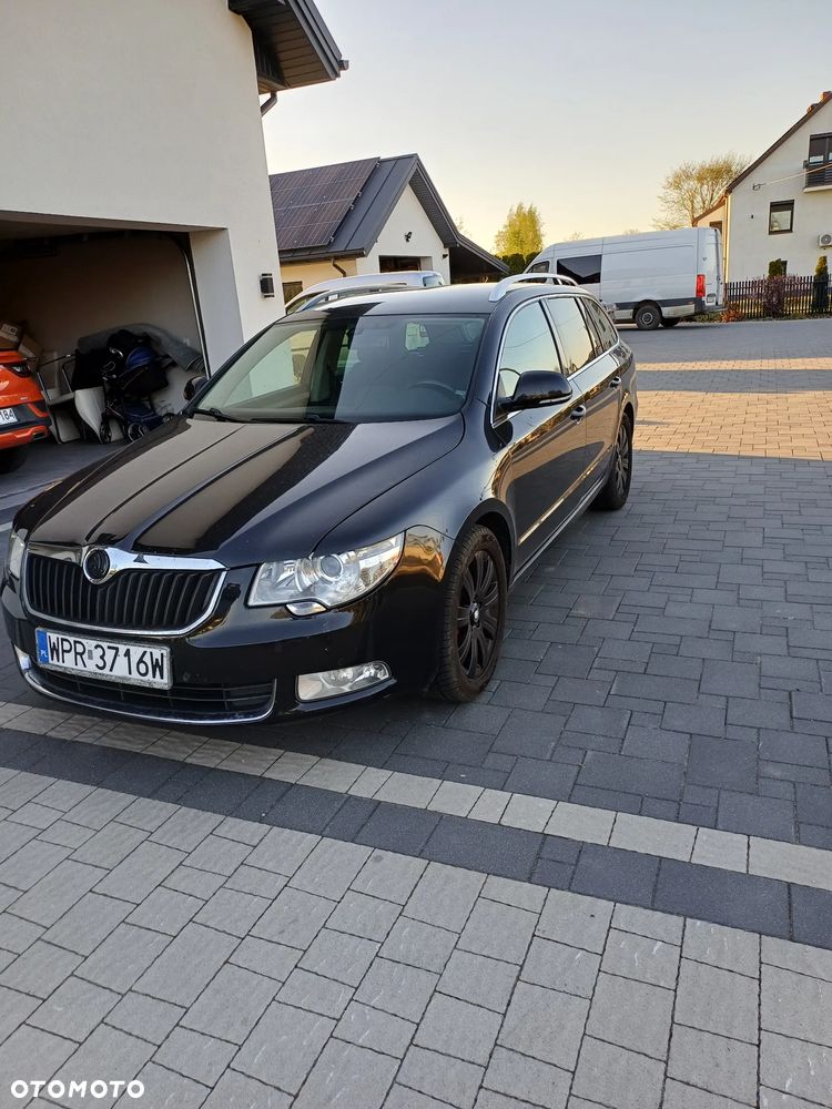Skoda Superb 2011 photo 2