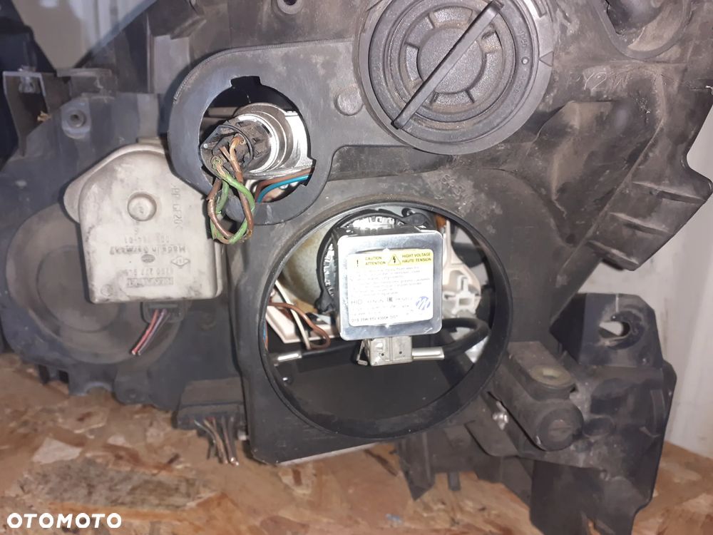 Reflektor PRAWY PRAWA LAMPA PRZÓD RENAULT SCENIC 2 KSENON XENON USZKODZONA Z PRZEZNACZENIEM NA CZĘŚCI - 2