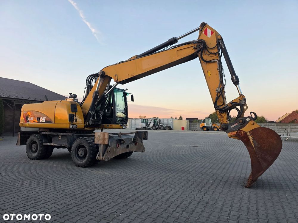 Caterpillar M318D, 2014 ROK, PODPORY + PŁUG - 7