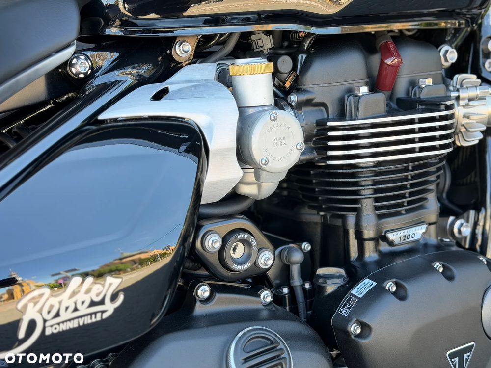 Triumph Bonneville Bobber - 8