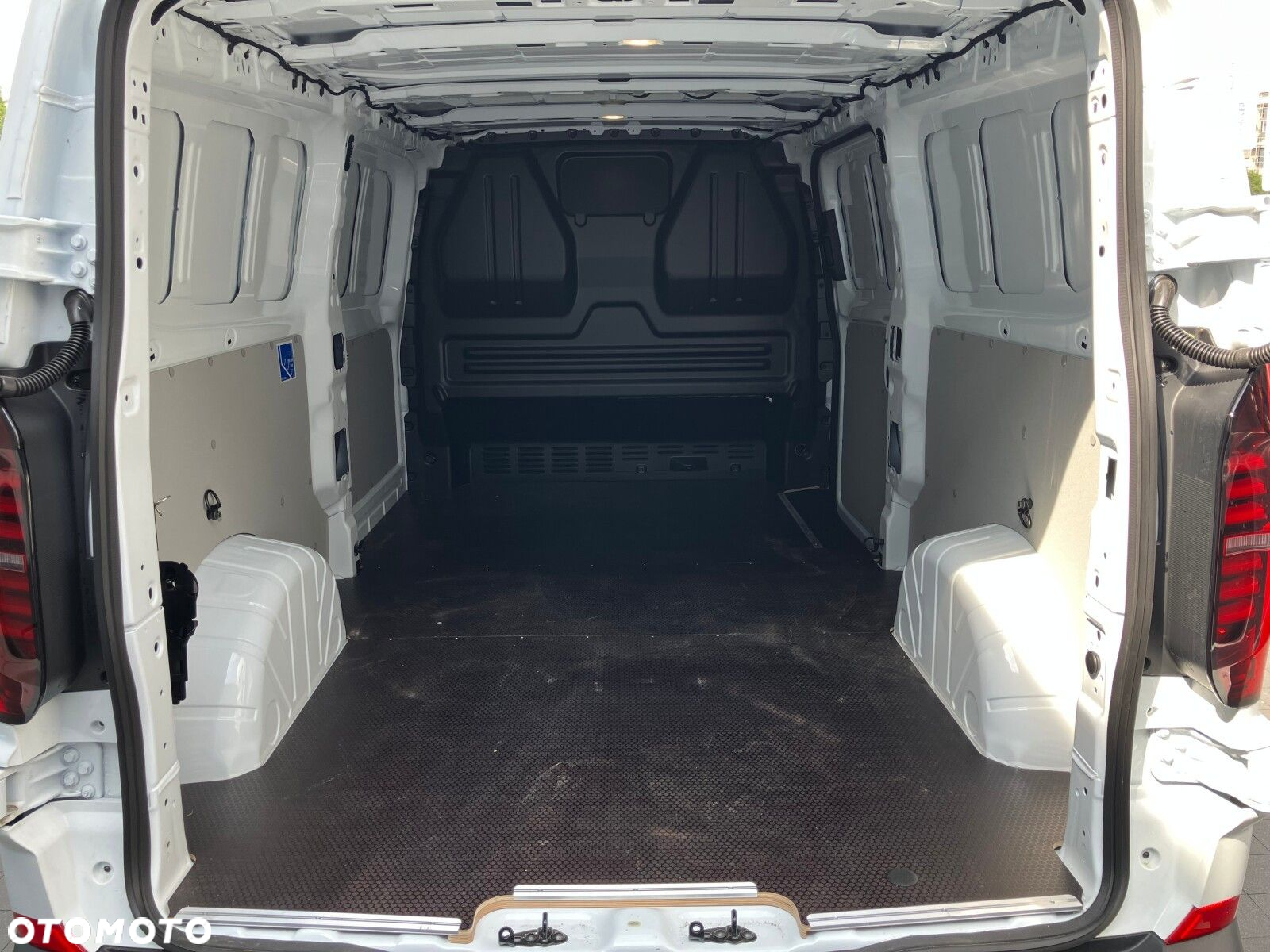 Volkswagen Transporter Transporter Furgon silnik: 2,0 l TDI 4MO 150 KM / skrzynia biegów: 8-biegowa automatyczna 4MOTION rozstaw osi: 3500 mm - 14