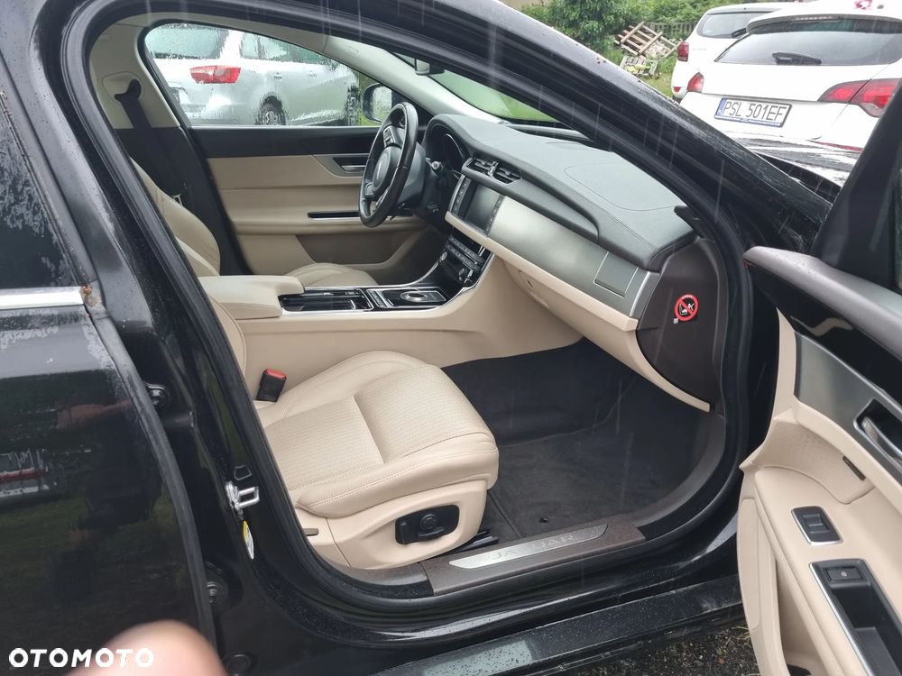 Jaguar XF 30d Prestige - 8