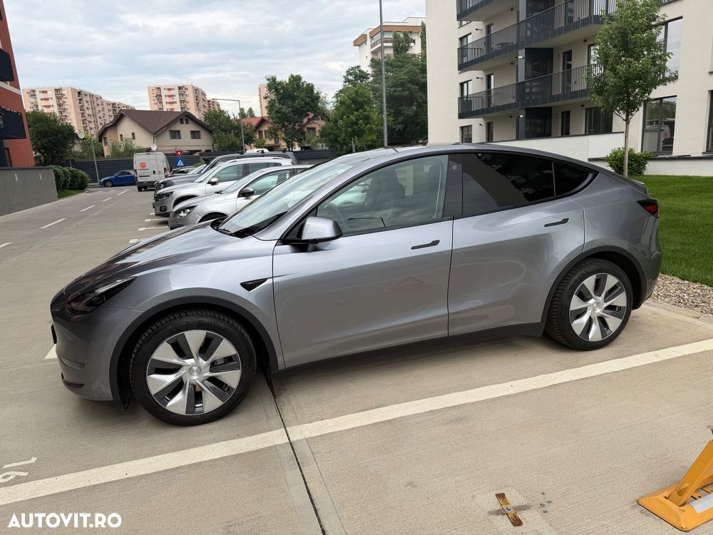 Tesla Model Y Long Range AWD - 4