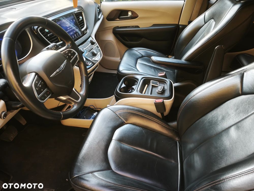 Chrysler Pacifica - 16