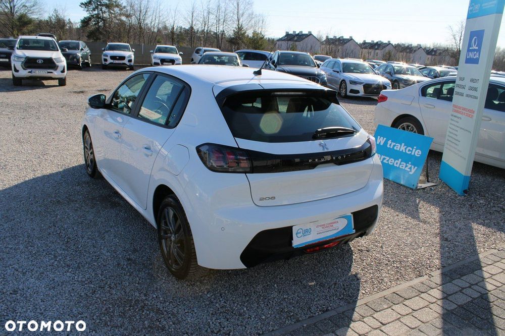 Peugeot 208 - 8